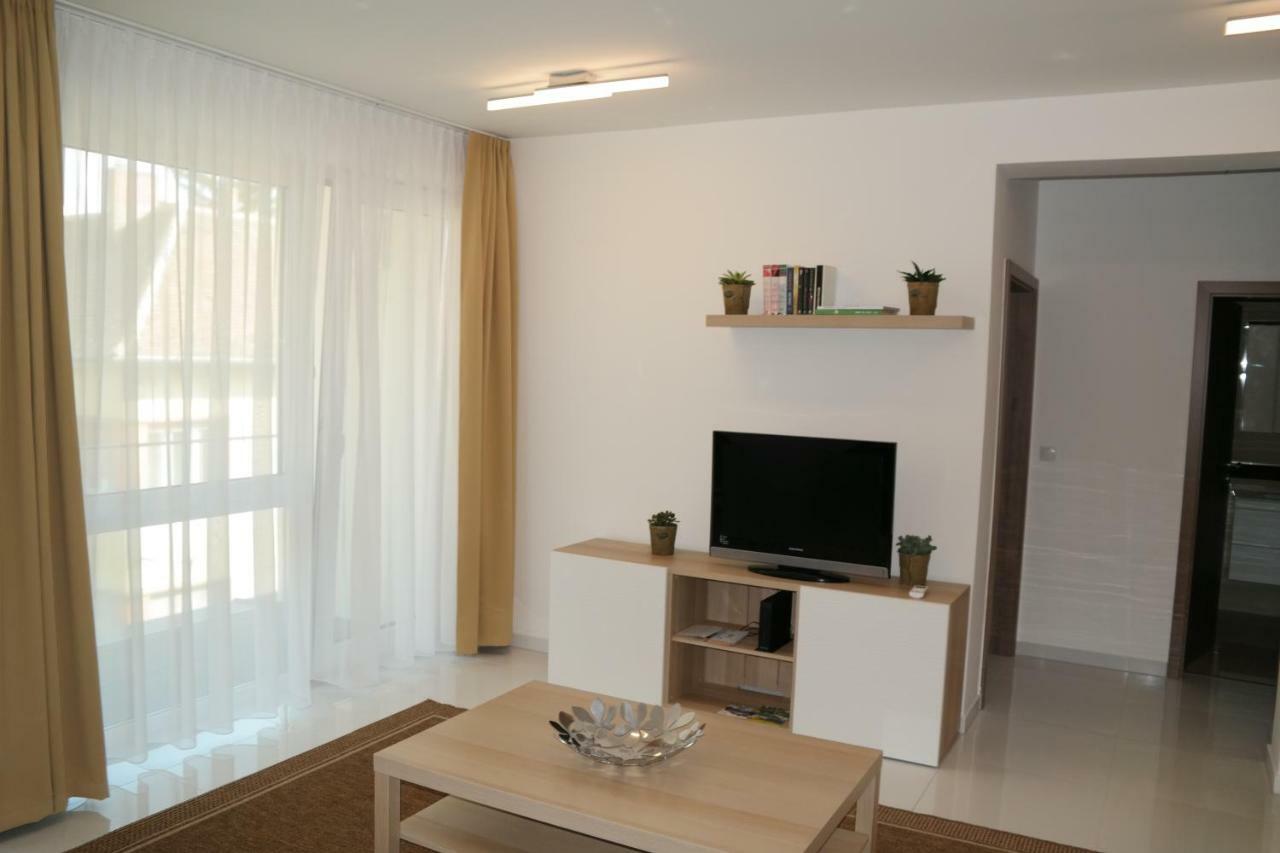 גיור Holiday Apartman With Free Parking מראה חיצוני תמונה